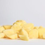patatas peladas y cortadas para bravas