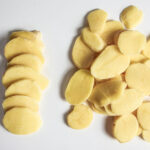 patatas panaderas peladas y cortadas