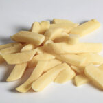 patatas peladas y cortads estilo casero